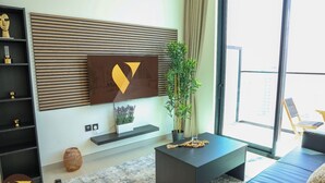 ラグジュアリー アパートメント バルコニー シティビュー | リビング エリア | 55 インチのスマートテレビ (ケーブル放送視聴可)