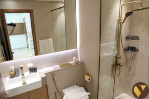 A modern bathroom with a sink, mirror, toilet, and shower. - Olympic Pool 5 Mins Drive to Circle Mal (Dubai)