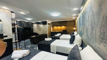 华丽套房, 阳台, 山景 | 高档床上用品、迷你吧、客房内保险箱、办公桌