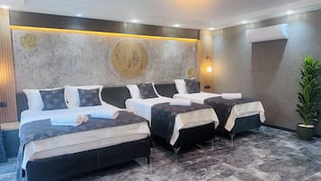 华丽公寓, 阳台, 山景 | 高档床上用品、迷你吧、客房内保险箱、办公桌