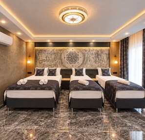 A hotel room with two beds, a large wall mural, and a modern chandelier. - Tikir House (Denizli)