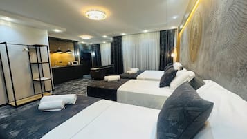 Lägenhet Deluxe - balkong - utsikt mot bergen | Sängtillbehör av högsta kvalitet och minibar