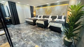 Deluxe-Apartment, Balkon, Bergblick | Hochwertige Bettwaren, Minibar, Zimmersafe, Schreibtisch