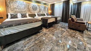 Ein Hotelzimmer mit zwei Betten, einer Couch und einem großen Wandbild.
