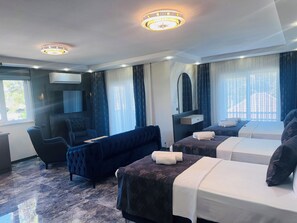Phòng Suite Deluxe, ban công, quang cảnh núi | Bộ đồ giường cao cấp, minibar, két bảo mật tại phòng, bàn 