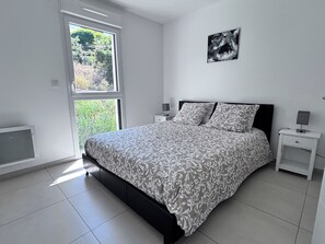 Iron/ironing board, WiFi, bed sheets