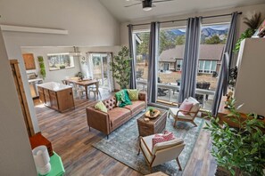 TV, fireplace, stereo - Views, game rooms, fireplace! (Estes Park)