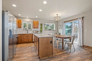 Fridge, microwave, oven, stovetop - Views, game rooms, fireplace! (Estes Park)