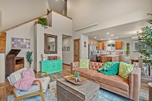TV, fireplace, stereo - Views, game rooms, fireplace! (Estes Park)