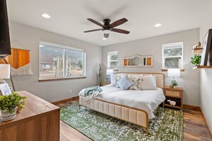 3 bedrooms, desk, iron/ironing board, travel cot - Views, game rooms, fireplace! (Estes Park)