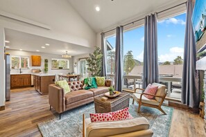 TV, fireplace, stereo - Views, game rooms, fireplace! (Estes Park)