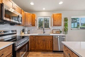 Fridge, microwave, oven, stovetop - Views, game rooms, fireplace! (Estes Park)
