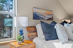3 habitaciones, escritorio y tabla de planchar con plancha 