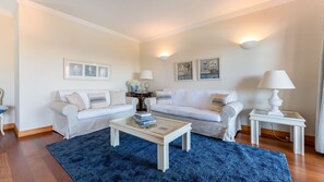 TV - Penthouse c/Vista Piscina Albufeira by LovelyStay (Albufeira)