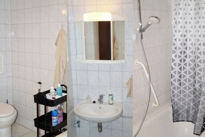 Secadora de cabello, toallas, jabón, papel de baño