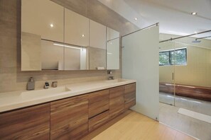 Shower - |EP| Mesmerizing Apt W/ Terrace, AC, Office (Medellín)