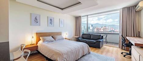 1 dormitorio, tabla de planchar con plancha, wifi y ropa de cama