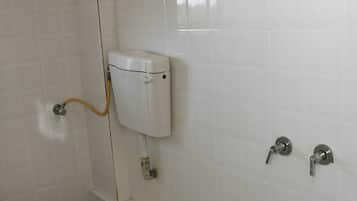 Ducha, artículos de tocador gratuitos, toallas, jabón