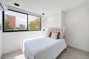 3 chambres, fer et planche à repasser, Wi-Fi, draps fournis