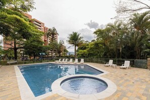 Pool - |EP| Spacious 3-BR in El Poblado | Family Friendly (Medellín)