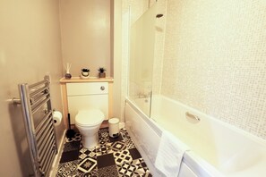 Séchoir à cheveux, serviettes fournies, savon, papier de toilette