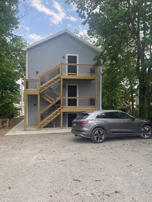 Exterior - Executive Penthouse Apartment the perfect place to call home! (Atchison)