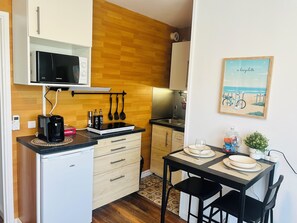 Fridge, microwave, stovetop, coffee/tea maker