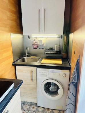 Réfrigérateur, micro-ondes, plaque de cuisson, cafetière/bouilloire
