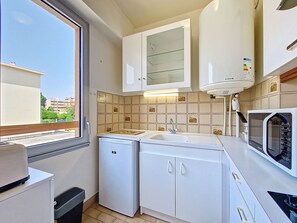 Kühlschrank, Mikrowelle, Wasserkocher mit Kaffee-/Teezubehör