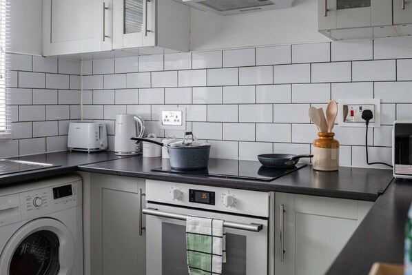 Fridge, microwave, oven, stovetop
