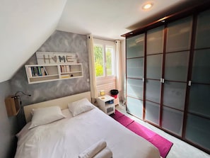 3 bedrooms, desk, WiFi, bed sheets