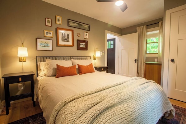 3 bedrooms, iron/ironing board, WiFi, bed sheets