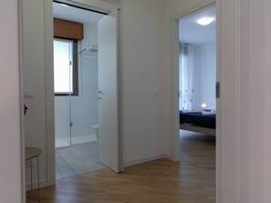 Bruser, hårtørrer, bidet, håndklæder