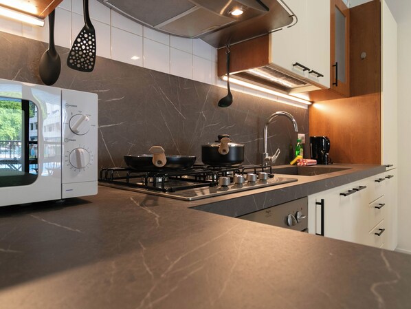 Een koelkast, een microgolfoven, een kookplaat