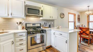 Kylskåp, mikrovågsugn, ugn och spishäll