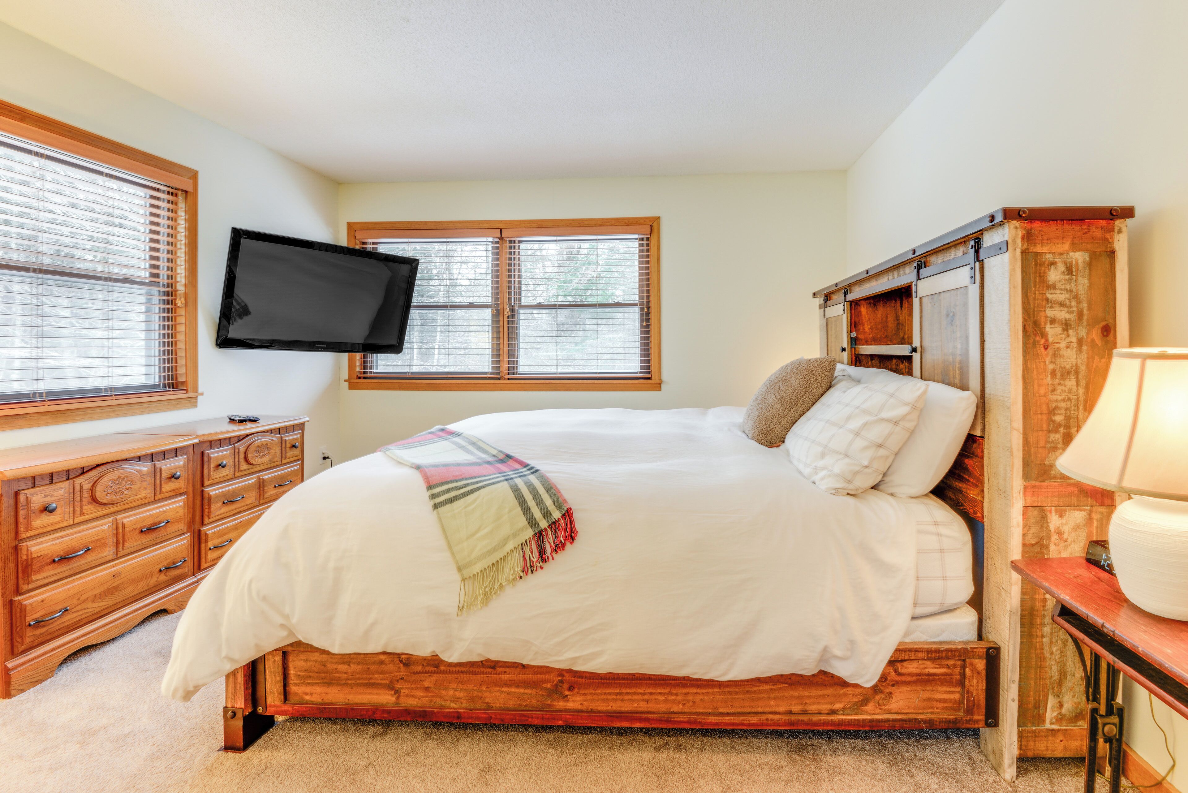 4 室のベッドルーム、デスク、アイロン / アイロン台、旅行用ベビーベッド