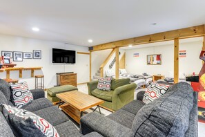 Smart-tv, eldstad, tv-spel och en stereo