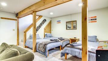 4 habitaciones, escritorio y tabla de planchar con plancha