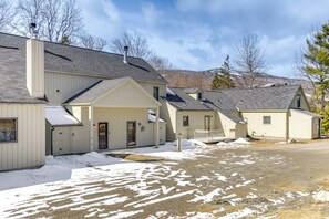 Exterior - 3 min to Mt Snow & FREE Shuttle! Family-Size fun, Wood Fireplace, Arcades. (Dover)
