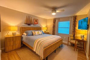 1 bedroom, desk, iron/ironing board, free WiFi - Retro Beachfront Bliss (New Smyrna Beach)