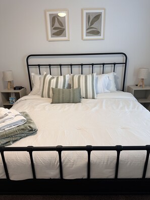 1 bedroom, in-room safe, iron/ironing board, travel cot - Modern Retreat Near Disney– Balcony Fireworks View• King Bed • Resort Pool & Gym (Kissimmee)