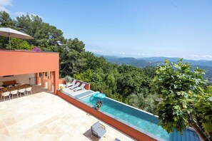Un espace piscine extérieur moderne offrant une vue sur les montagnes.