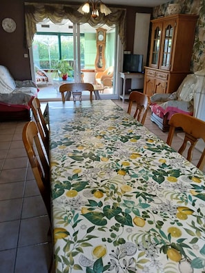 Dining - Sublime, cozy 8-9 person gite in the green hills of the Ternois in Fiefs (62) (FIEFS)