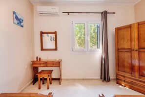 House, 2 Bedrooms, Smoking, Patio | Living room