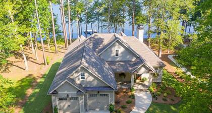 New Luxury Lakefront Home! Hot tub, Boat and Swim Dock