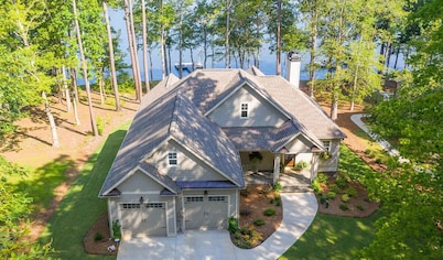 New Luxury Lakefront Home! Hot tub, Boat and Swim Dock