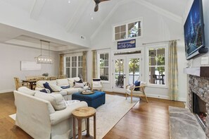 Een smart-tv en een open haard