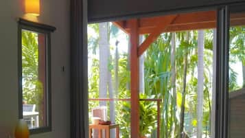Blackout drapes, soundproofing, free WiFi