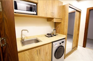 Deluxe Suite, City View | Private kitchen | Mini-fridge, microwave, stovetop