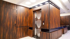 Ein modernes Badezimmer mit Holzschränken und einer Duschkabine aus Glas.